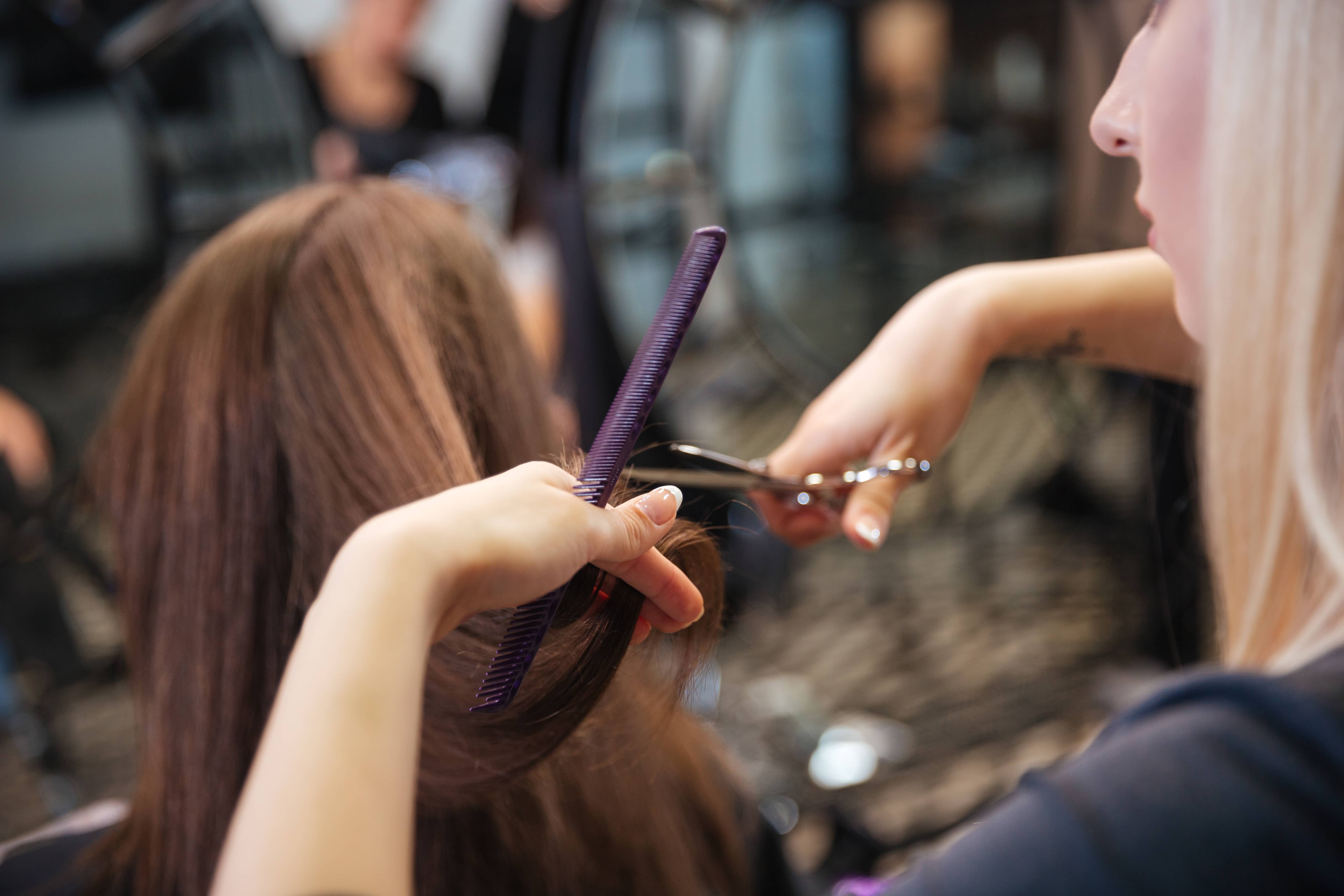 Femme à qui on coupe les cheveux